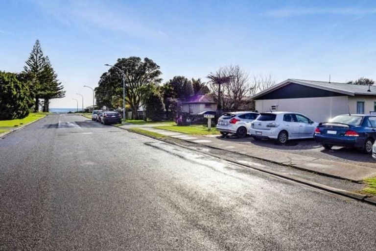 Photo of property in 3/10 Aubrey Street, Waitara, 4320