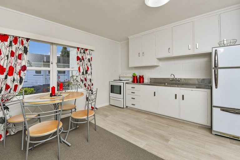 Photo of property in 5b Nea Place, Hillcrest, Auckland, 0627