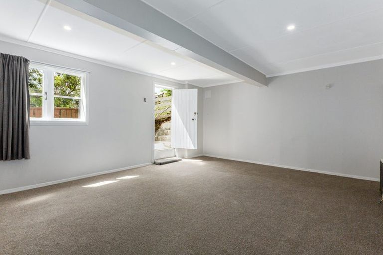 Photo of property in 25 Lincoln Avenue, Tawa, Wellington, 5028