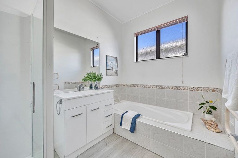Photo of property in 13 Glenshee Place, Highland Park, Auckland, 2010