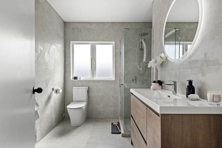 Photo of property in 5 Lyons Avenue, Murrays Bay, Auckland, 0630