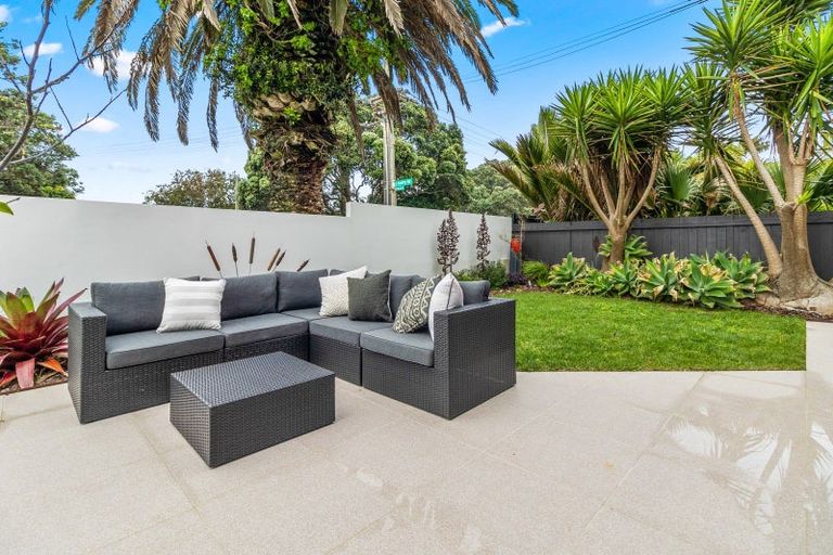 Photo of property in 22 Tiri Road, Milford, Auckland, 0620