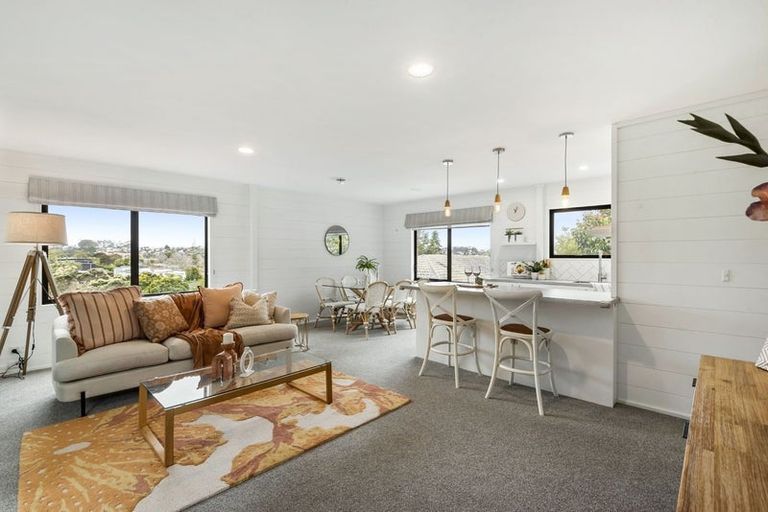 Photo of property in 2/21 Tahu Crescent, Sunnynook, Auckland, 0620