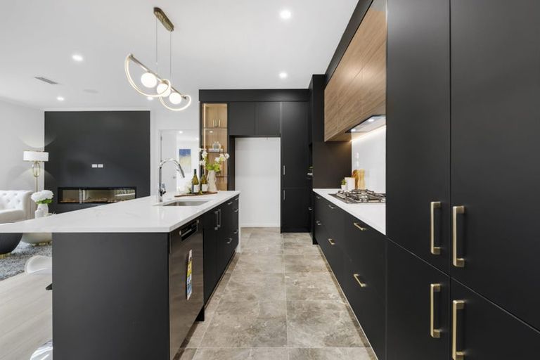 Photo of property in 8 Pineview Drive, Rosehill, Papakura, 2113