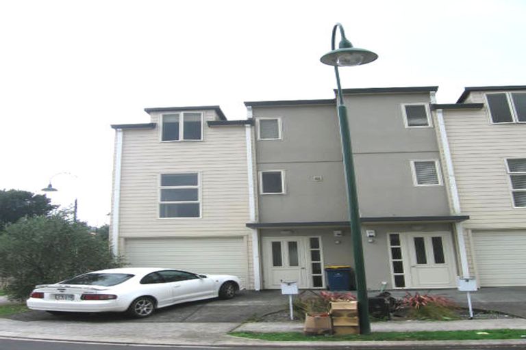 Photo of property in 2 Verdale Circle, Glen Eden, Auckland, 0602