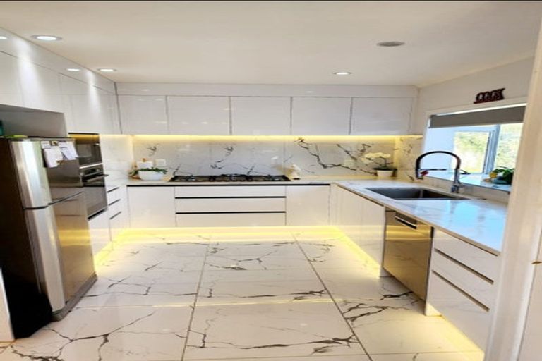 Photo of property in 2/31 Sunnyfield Crescent, Glenfield, Auckland, 0629