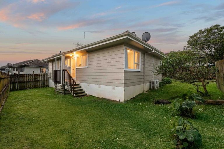 Photo of property in 2/17 Anglers Way, Wattle Downs, Auckland, 2102