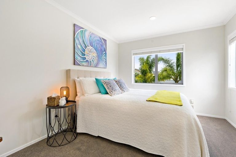 Photo of property in 32 Provence Esplanade, Te Atatu Peninsula, Auckland, 0610