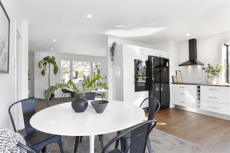 Photo of property in 4 Neil Avenue, Te Atatu Peninsula, Auckland, 0610