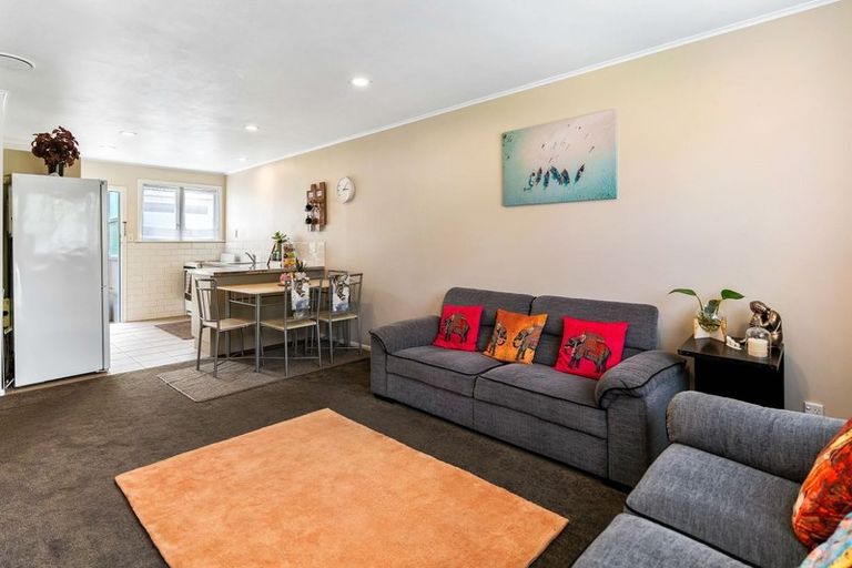 Photo of property in 1/102 Mcleod Road, Te Atatu South, Auckland, 0610