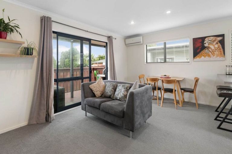 Photo of property in 14 Peachgrove Road, Te Atatu Peninsula, Auckland, 0610