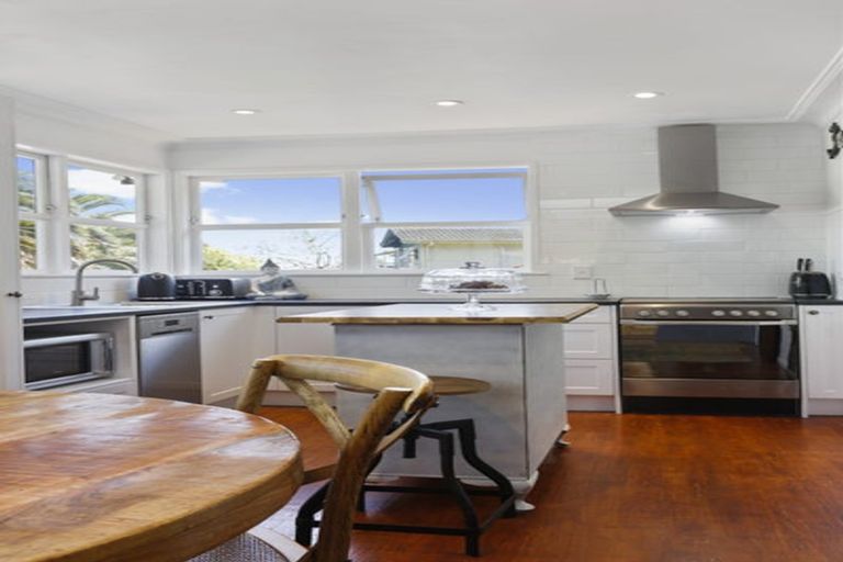 Photo of property in 30 Arosa Place, Forrest Hill, Auckland, 0620