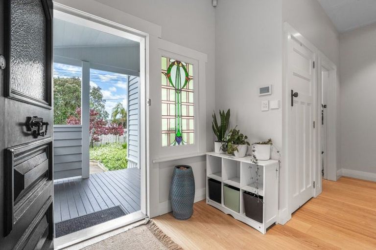 Photo of property in 136 Queen Street, Northcote Point, Auckland, 0627