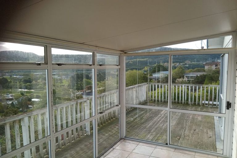 Photo of property in 32 Castle Crescent, Stokes Valley, Lower Hutt, 5019