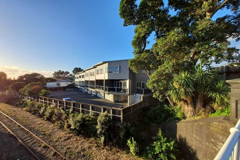 Photo of property in The Strand, 1/16 Ronald Street, Strandon, New Plymouth, 4312