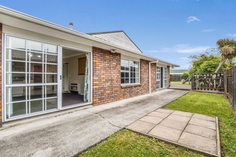 Photo of property in 16 Rosebank Avenue, Kelvin Grove, Palmerston North, 4414