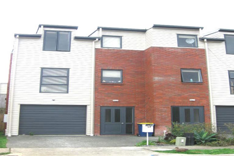 Photo of property in 24 Verdale Circle, Glen Eden, Auckland, 0602