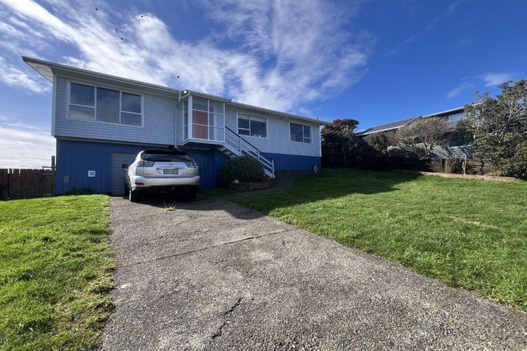 Photo of property in 24 Colchester Crescent, Newlands, Wellington, 6037