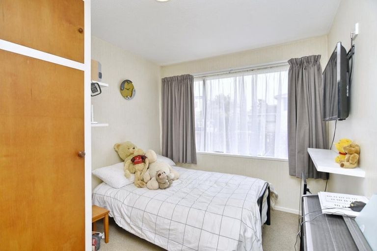 Photo of property in 1/2 James Condon Place, Redwood, Christchurch, 8051
