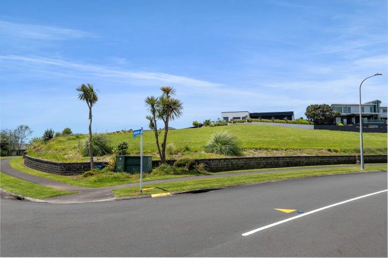 Photo of property in 2 Vardon Way, Waiwhakaiho, New Plymouth, 4312