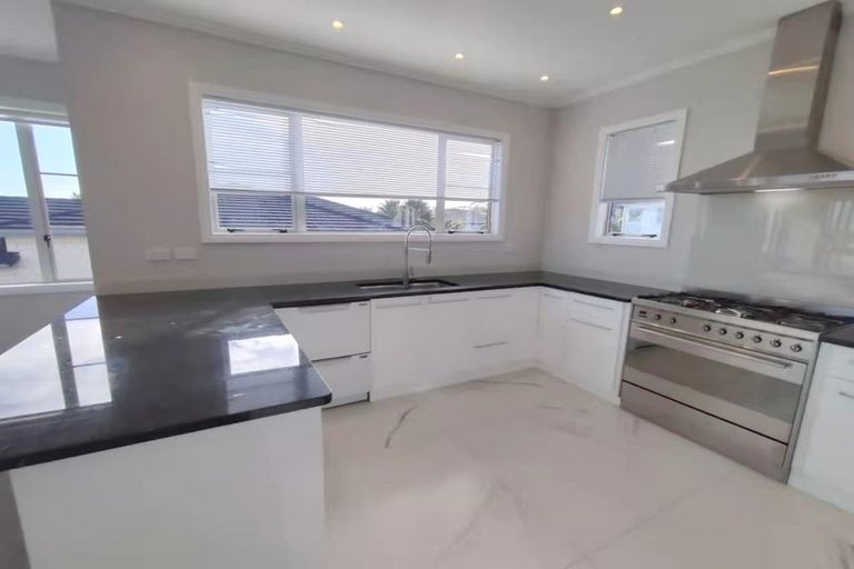 Photo of property in 56 Moyrus Crescent, East Tamaki Heights, Auckland, 2016