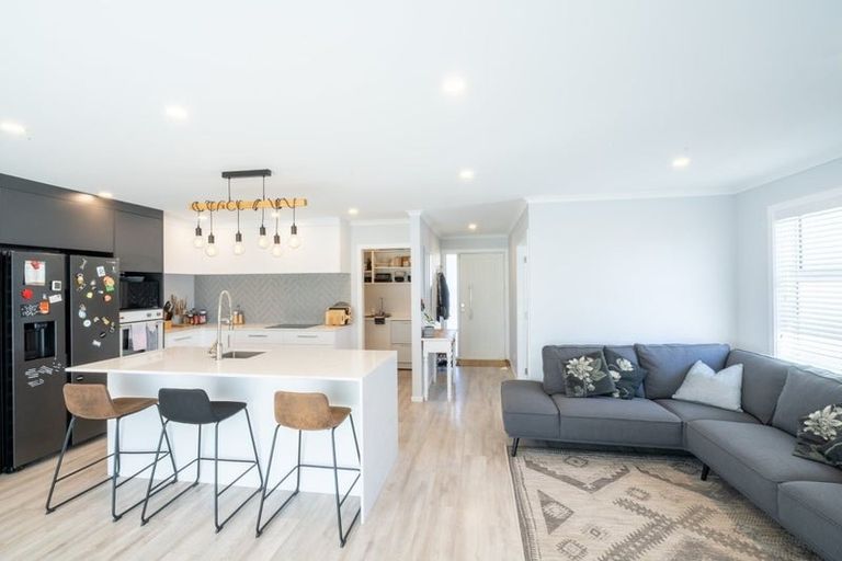 Photo of property in 96 Johnstone Drive, Fitzherbert, Palmerston North, 4410