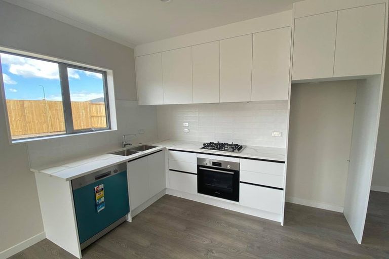 Photo of property in 13 Walter Ruddock Avenue, Kumeu, 0810