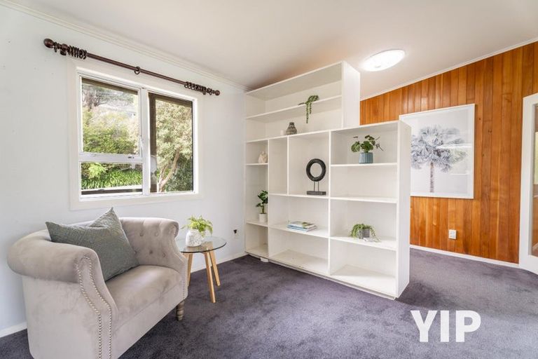 Photo of property in 10 Miles Crescent, Newlands, Wellington, 6037