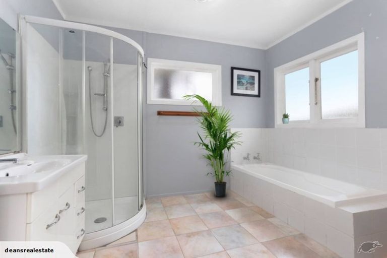 Photo of property in 82 Taikata Road, Te Atatu Peninsula, Auckland, 0610