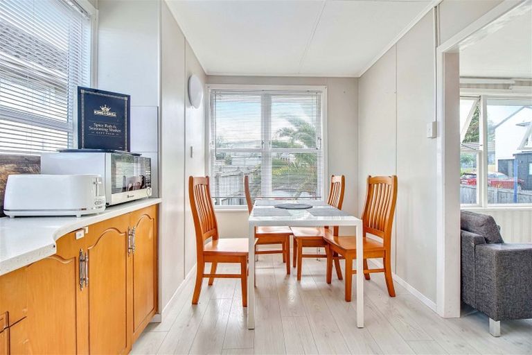 Photo of property in 7 Kaweka Street, New Lynn, Auckland, 0600