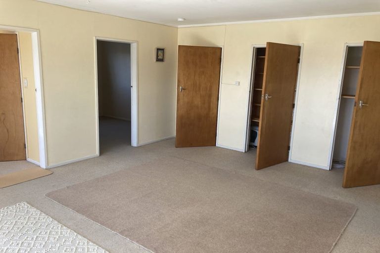 Photo of property in 8a Longcroft Terrace, Newlands, Wellington, 6037