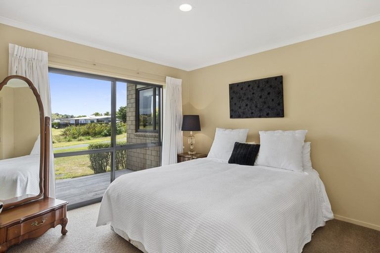 Photo of property in 10 Piha Close, Papamoa Beach, Papamoa, 3118