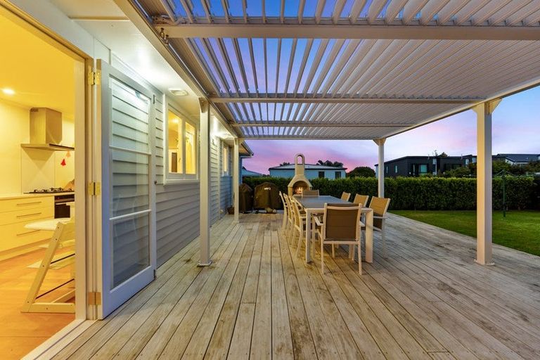 Photo of property in 1/64 Sunnynook Road, Sunnynook, Auckland, 0620