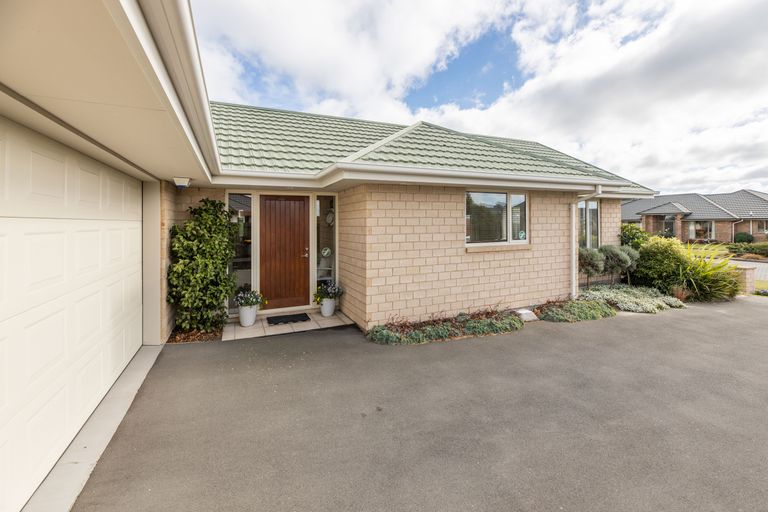 Photo of property in 10 Harrys Way, Redwood, Christchurch, 8051