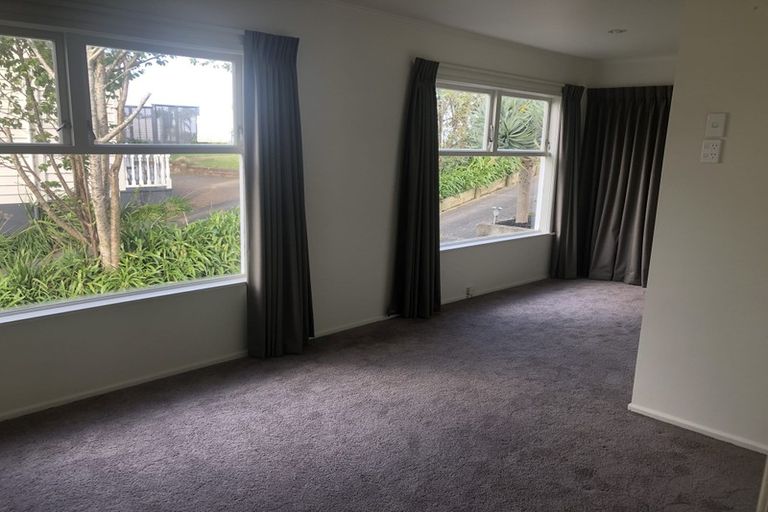 Photo of property in 1/146 Sunset Road, Unsworth Heights, Auckland, 0632