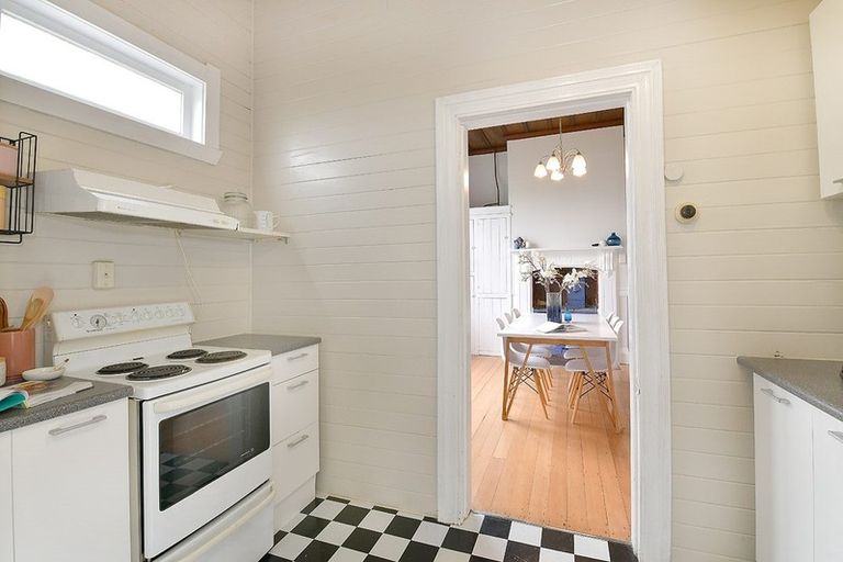 Photo of property in 21 Railway Street, Helensville, 0800