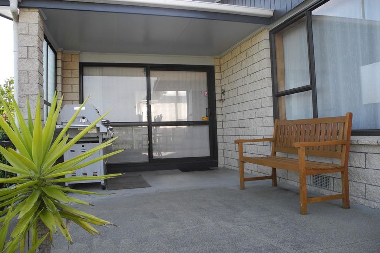 Photo of property in 12 Timaru Road, Waimate, 7924