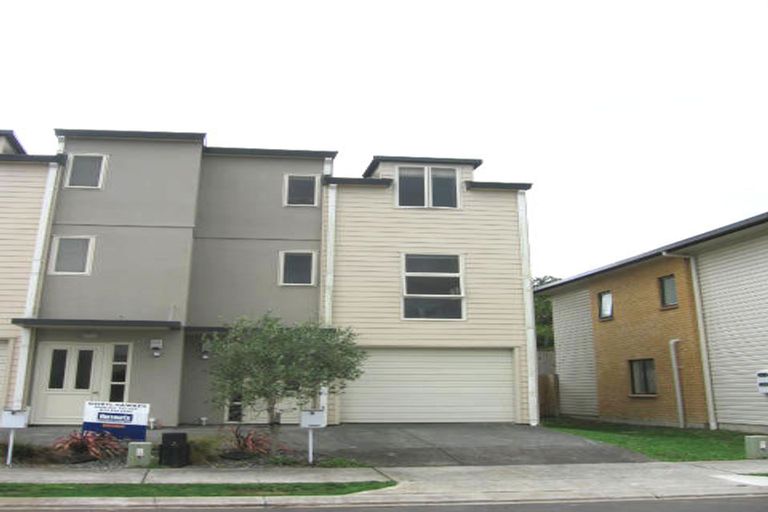 Photo of property in 8 Verdale Circle, Glen Eden, Auckland, 0602