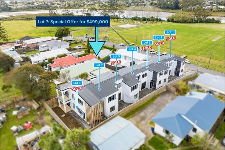 Photo of property in 122 Archibald Road, Kelston, Auckland, 0602