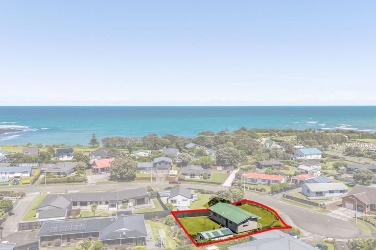 Photo of property in 18 Pohutukawa Drive, Opunake, 4616