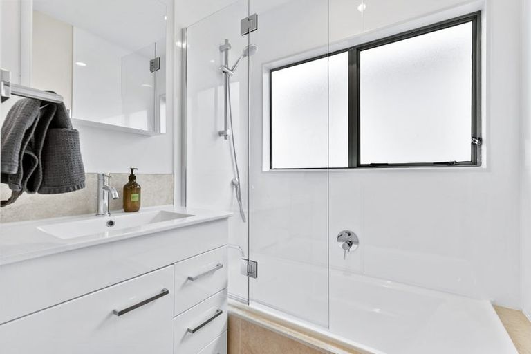 Photo of property in 1/1032 East Coast Road, Fairview Heights, Auckland, 0630