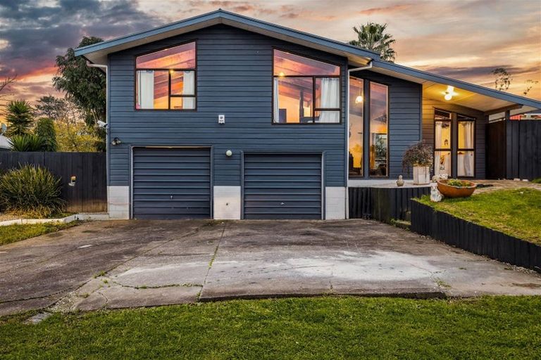 Photo of property in 13 Moxham Grove, Massey, Auckland, 0614