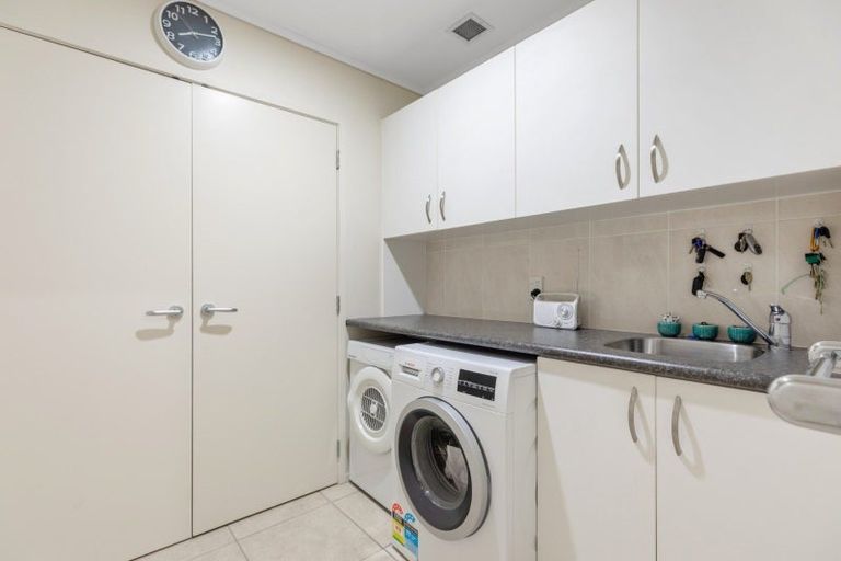 Photo of property in 72 Devonport Road, Tauranga, 3110