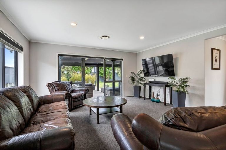Photo of property in 122 Pohutukawa Place, Waiwhakaiho, New Plymouth, 4312