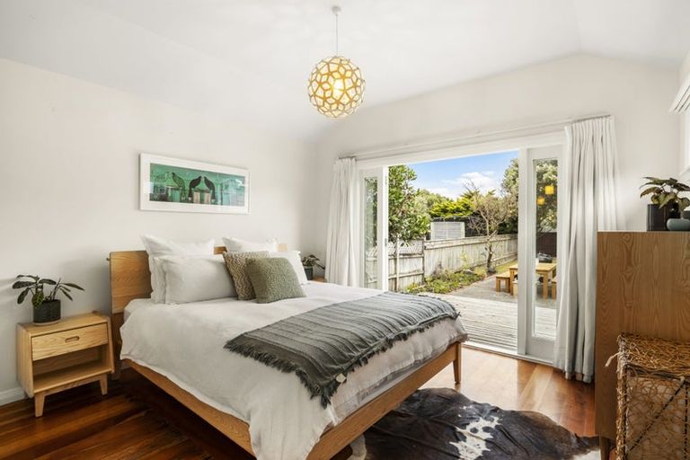 Photo of property in 18 Apu Crescent, Lyall Bay, Wellington, 6022