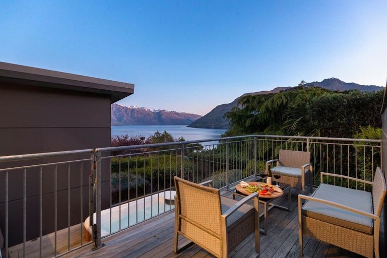 Photo of property in 6 Whitbourn Place, Fernhill, Queenstown, 9300