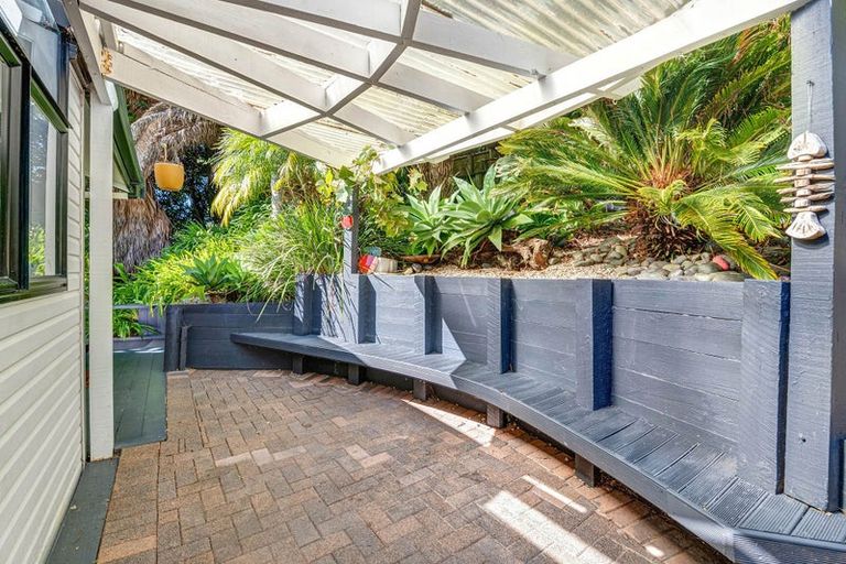 Photo of property in 2/8 Heatherleigh Rise, Northcross, Auckland, 0632
