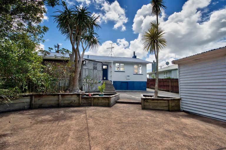 Photo of property in 22 Sarona Avenue, Glen Eden, Auckland, 0602