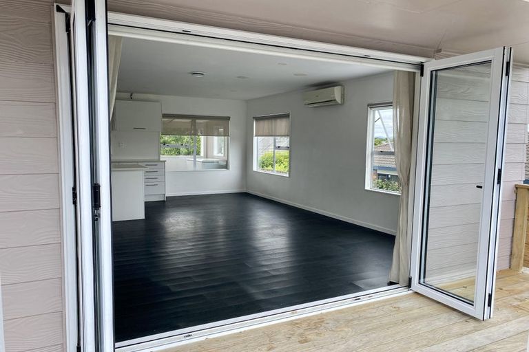 Photo of property in 10 Bill Phillip Place, Clendon Park, Auckland, 2103