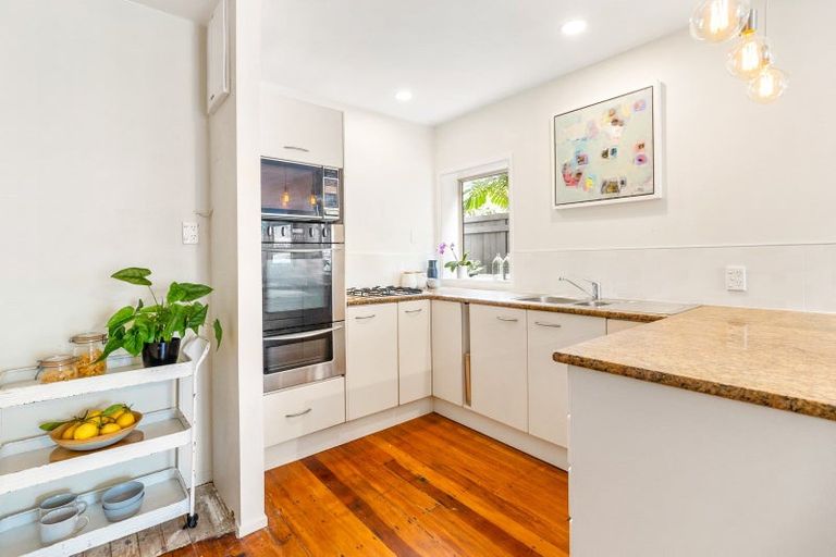 Photo of property in 22 Tiri Road, Milford, Auckland, 0620